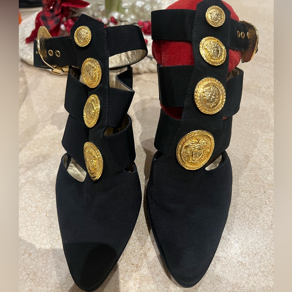 Iconic GIANNI VERSACE 1990’s rare MEDUSA Collection 37 Ankle Booties! Blk/ Gold